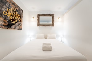 1 bedroom, desk, internet, bed sheets