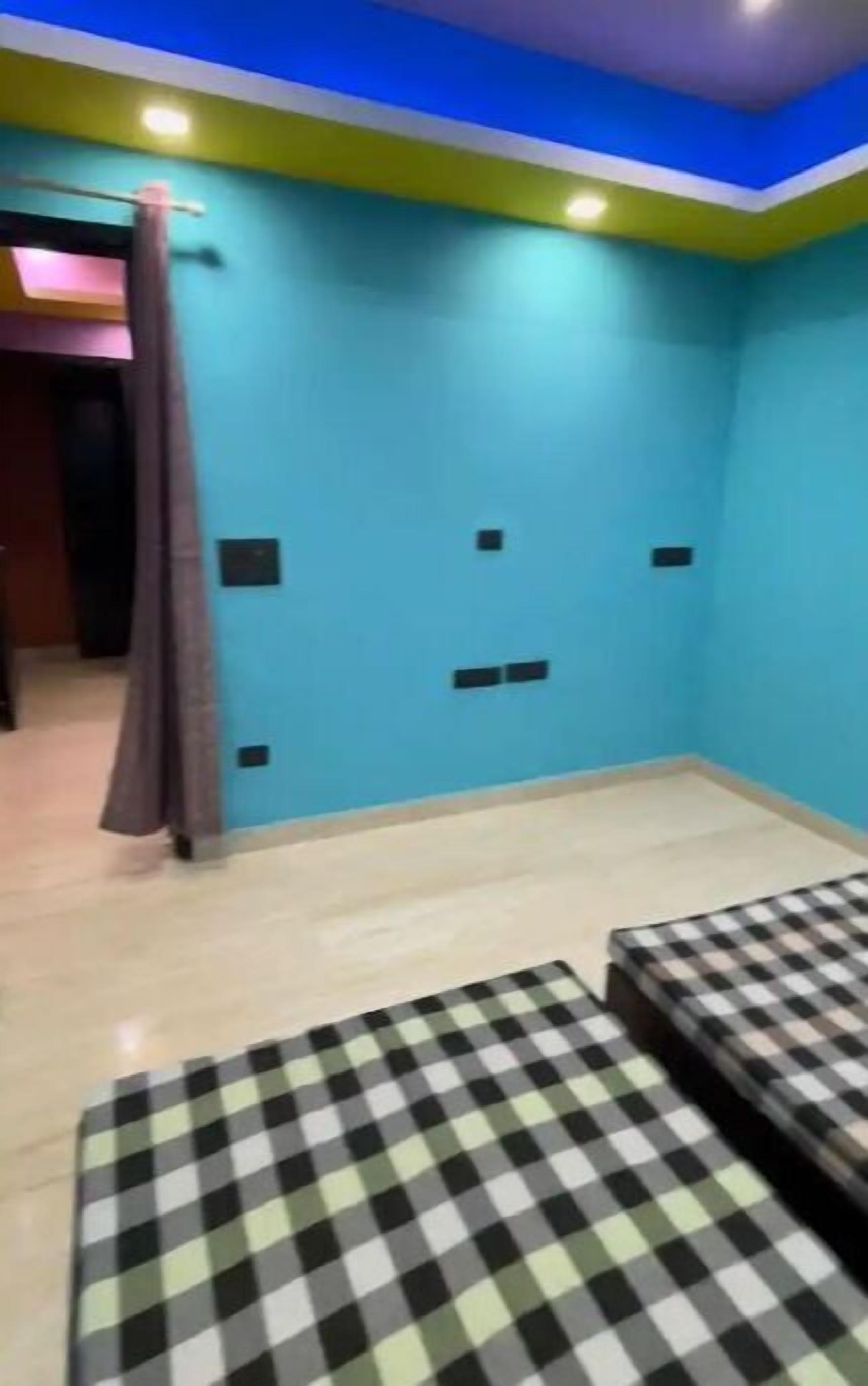 Babbu's Smart Residencies Blue Room