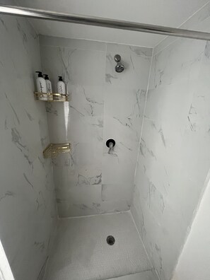 Toalhas de banho, sabonete, shampoo, papel higiênico