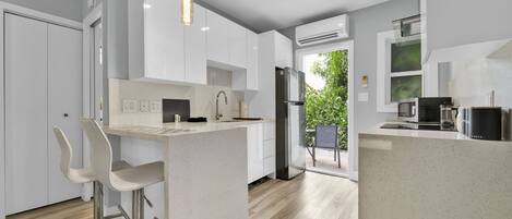 Kylskåp, mikrovågsugn, spishäll och kaffe- och tebryggare