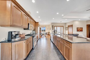 ثلاجة، ميكروويف، فرن، موقد طهي مسطح