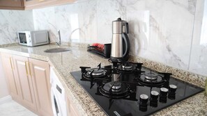 Kjøleskap, mikrobølgeovn, kokeplater og kjøkkenutstyr