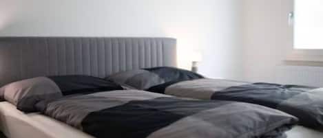 2 habitaciones, escritorio, tabla de planchar con plancha y wifi gratis