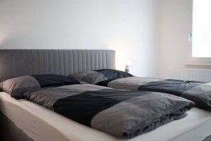 2 Schlafzimmer, Schreibtisch, Bügeleisen/Bügelbrett, kostenloses WLAN