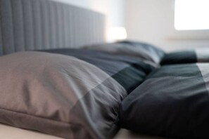 2 bedrooms, desk, iron/ironing board, free WiFi - Comfortable Apt for Families -- 5 mins from The Vienna Center Austria (Wien)