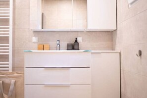 Dusche, Haartrockner, Bidet, Handtücher