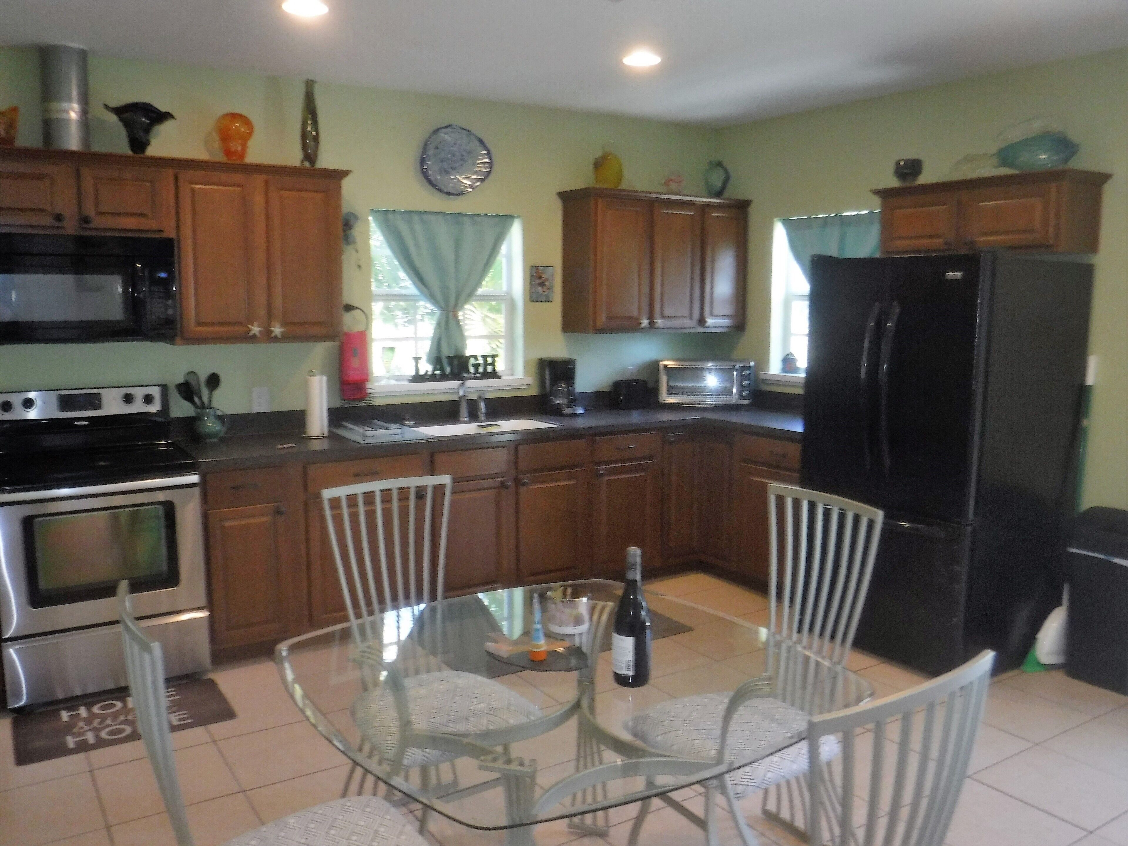 Private 2 Bedroom Cottage Close to Everything for Florida Fun.