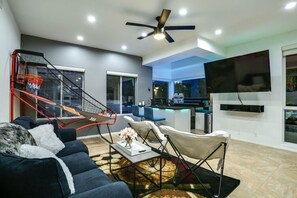 Smart-TV, Kamin, Tischtennisplatte