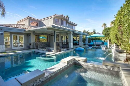 Luxurious desert Oasis