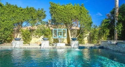 Luxurious desert Oasis