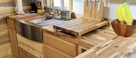 Réfrigérateur, micro-ondes, plaque de cuisson, cafetiÚre/bouilloire