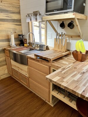 冷蔵庫、電子レンジ、コンロ、コーヒー / ティーメーカー