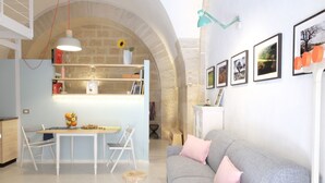 Een modern interieur met een eethoek, een bank en een keuken.