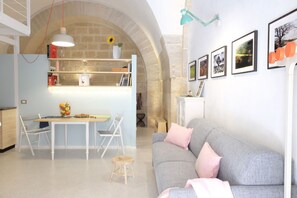 TV - GuestHost - Sottano del Mastro Central Apartment (Corato)
