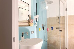 Douche, sèche-cheveux, bidet, serviettes fournies