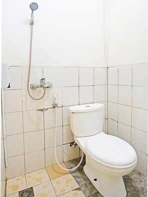 A bathroom with a toilet, a shower, and tiled walls. - Spot On 91551 Gwen Syariah Homestay (Tanjung Pinang)