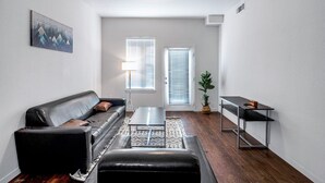 Living area - Fully Furnished 2bdrm Apt Near UNC (Greeley)