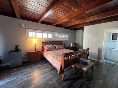 1-bedroom vacation home just 5 minutes to Kia Forum