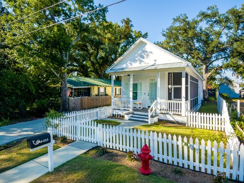 Bay St. Louis Cottage located less than a mile from Downtown!!!