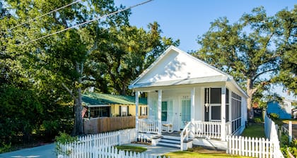 Bay St. Louis Cottage located less than a mile from Downtown!!!
