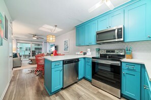 Refrigerador, microondas, horno y parrilla de estufa 