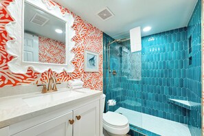 Combined shower/bathtub, towels, shampoo