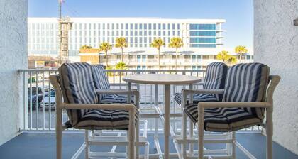 Sunny Cocoa Beach Condo W/ Steps To Pool & Beach Access đŽ