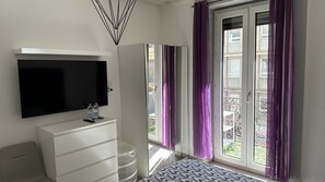 Habitación Deluxe | Cortinas blackout, tabla de planchar con plancha y wifi gratis