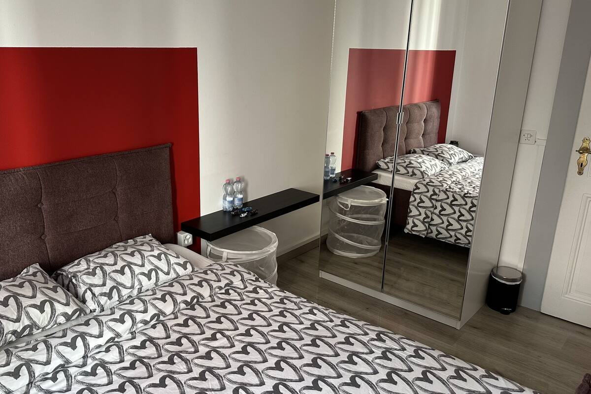 Habitación Deluxe | Cortinas blackout, tabla de planchar con plancha y wifi gratis