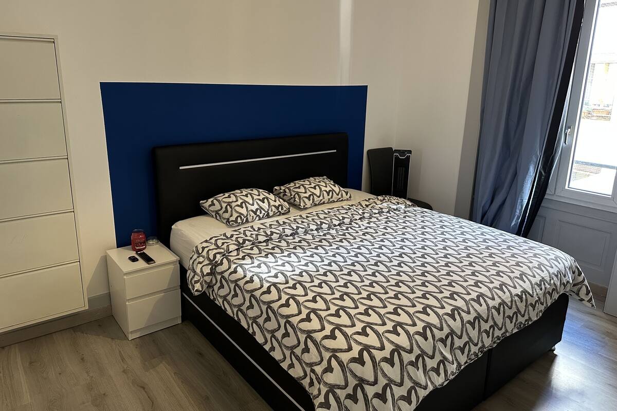 Habitación Deluxe | Cortinas blackout, tabla de planchar con plancha y wifi gratis