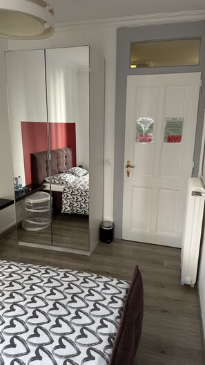 Habitación Deluxe | Cortinas blackout, tabla de planchar con plancha y wifi gratis