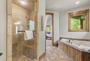 Badewanne, Haartrockner, Shampoo