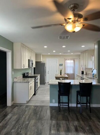 Cheerful 2 br/1 full bath home near SoFi/Beaches