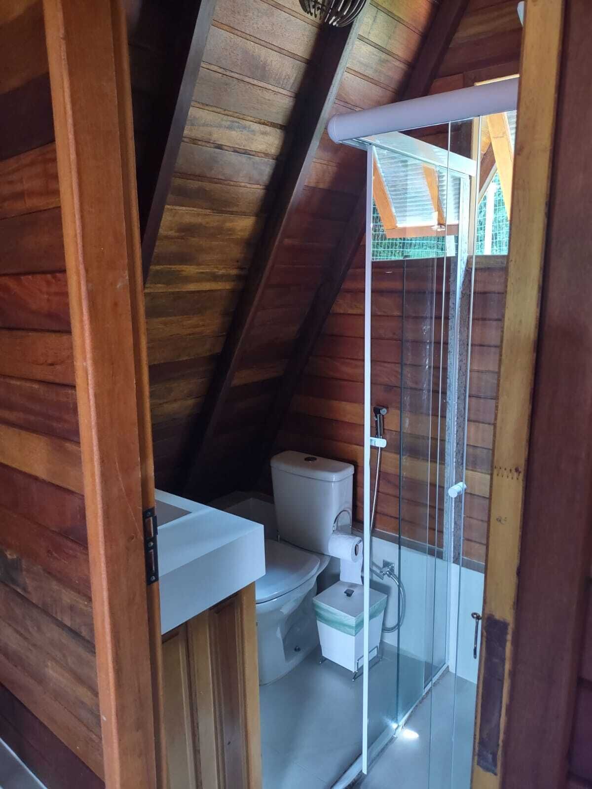 Douche, bidet, serviettes fournies, savon
