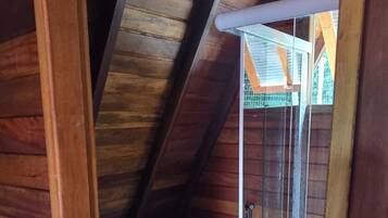 Ducha, bidet, toallas, jabón