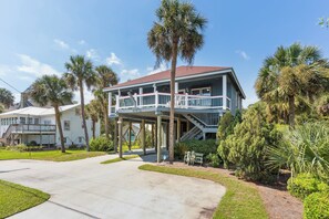 Exterior - Ocean views from deck & multiple rooms, Pet Friendly, Beach access 2 houses away - Sy's Folly (Folly Beach)