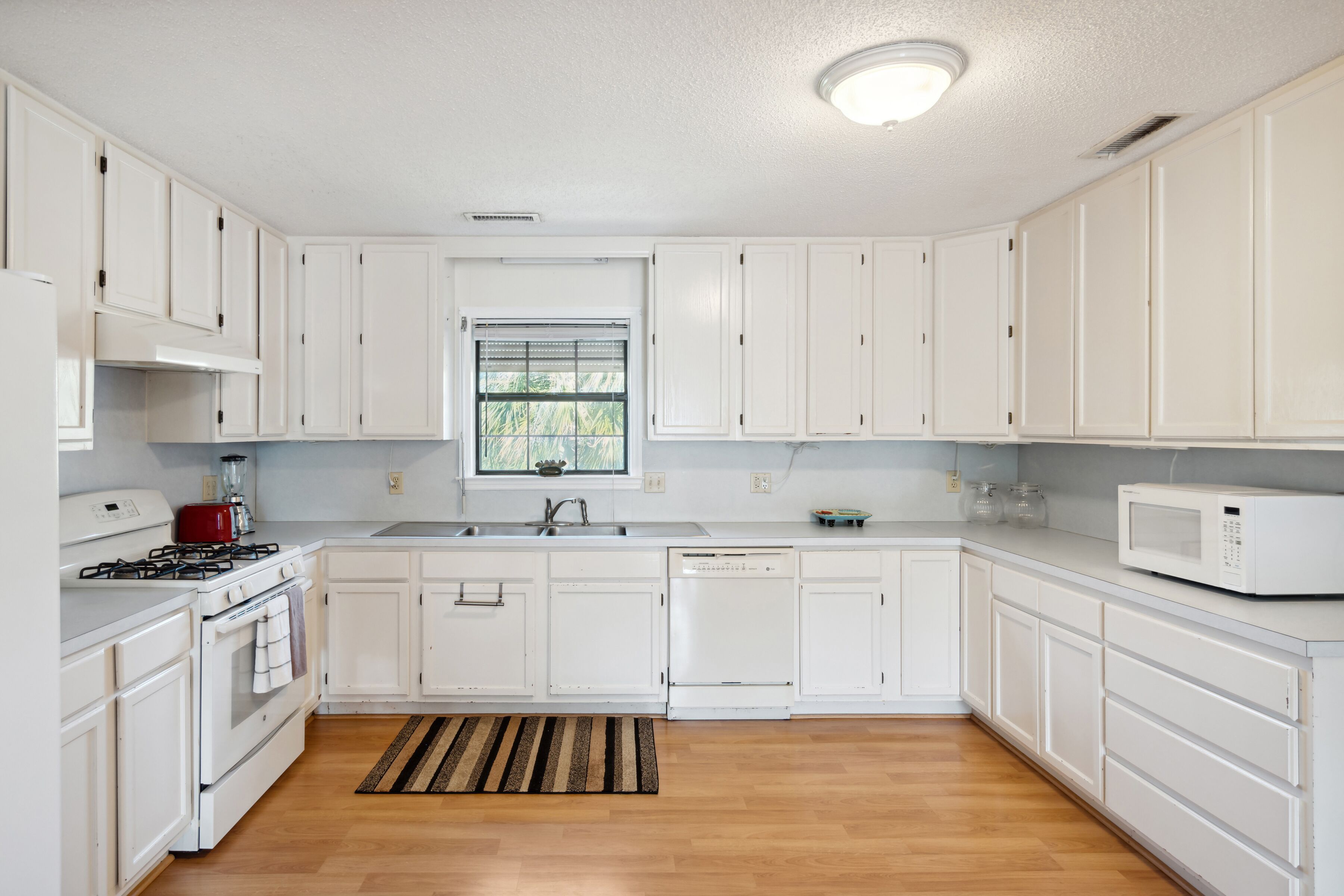 Ocean views from deck & multiple rooms - Beach access 2 houses down