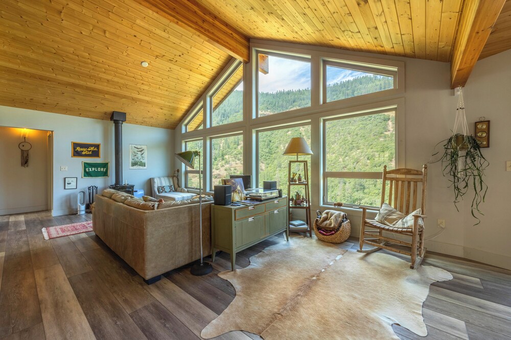 Klickitat River View, Hot Tub, Country Setting on 20 Acres