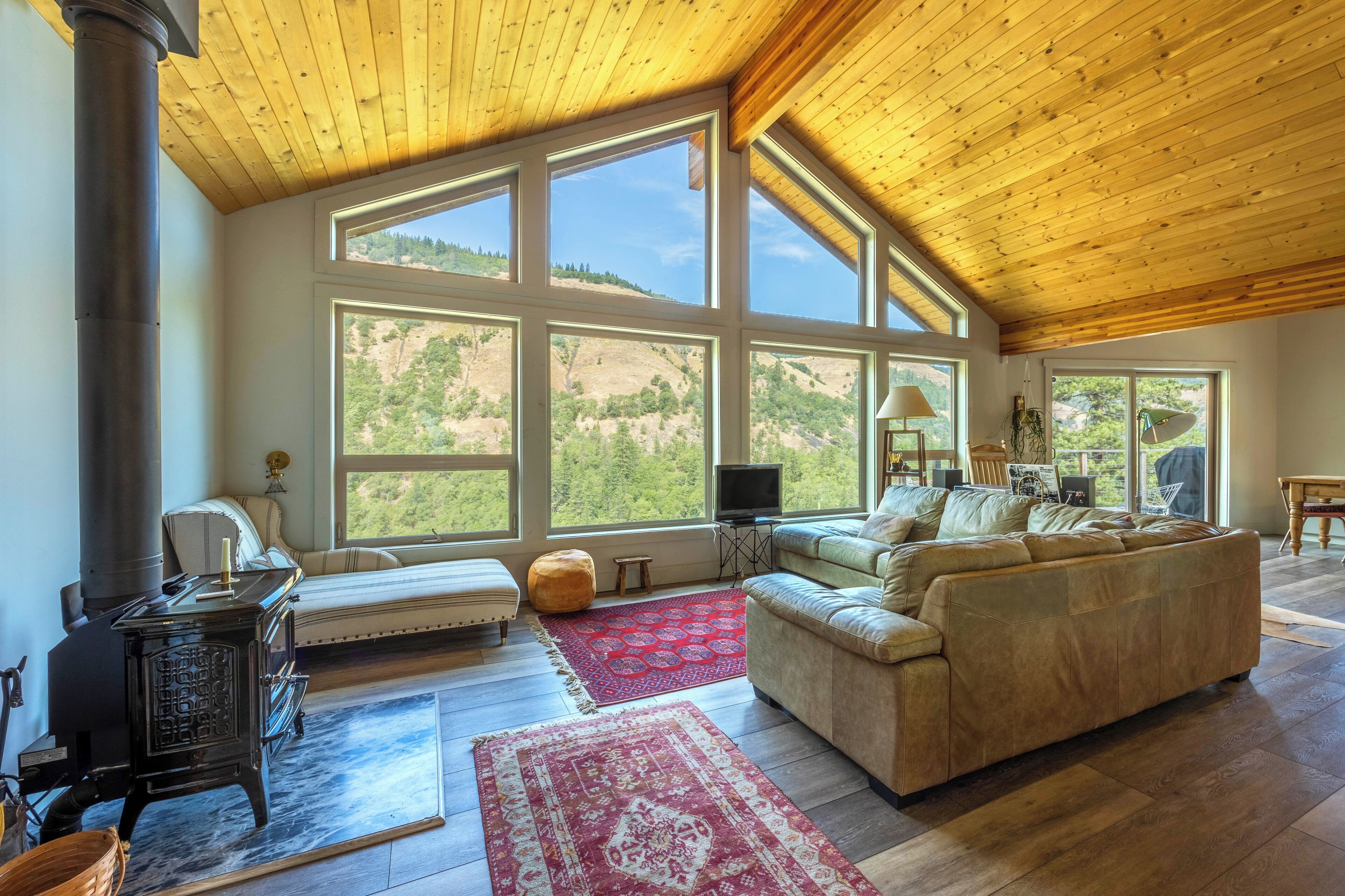 Klickitat River View, Hot Tub, Country Setting on 20 Acres