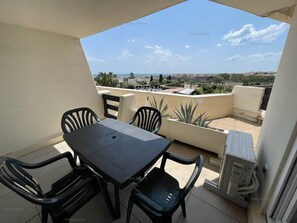 تناول الطعام بالخارج