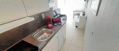 Køleskab, ovn, opvaskemaskine, køkkentøj/tallerkener/redskaber