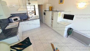 Una cucina moderna con forno a microonde, lavello e un piccolo angolo ristoro.