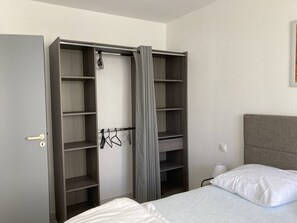 1 bedroom, iron/ironing board - Appartement T2 Lumineux et Moderne Avec Parking - 4voil245 - (CANET PLAGE)