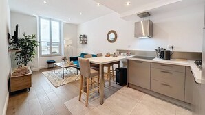 Una cocina moderna con comedor, ventanas amplias y vistas a la ciudad.