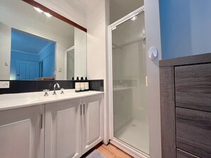 Baignoire, sèche-cheveux, serviettes fournies