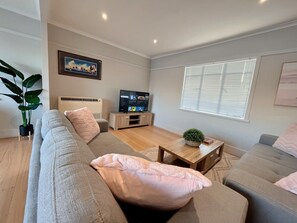 TV - The Bridge Seaside Riveting House at Rose Bay (Rose Bay)