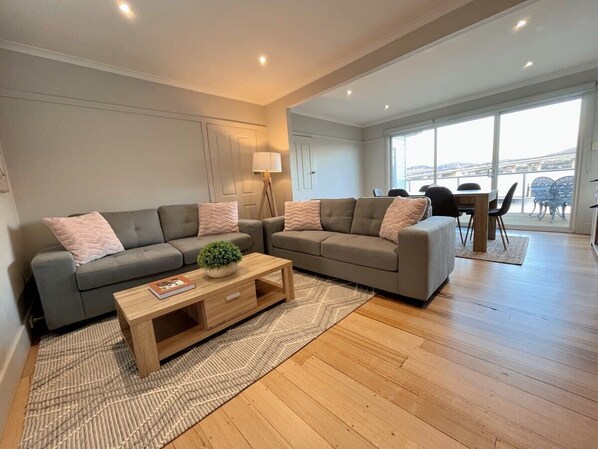 TV - The Bridge Seaside Riveting House at Rose Bay (Rose Bay)