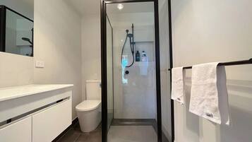 Shower, hair dryer, towels, shampoo