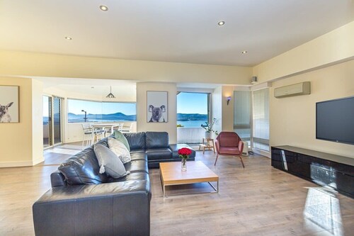 Swan Sea Retreat - Stunning 360 Waterfront views