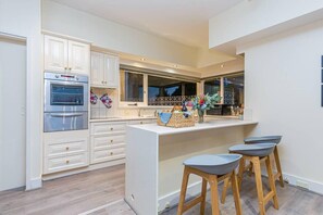 冷蔵庫、電子レンジ、オーブン、コンロ